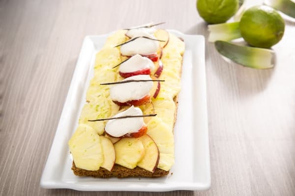 Tarte en bande sablée aux fruits frais, vinaigrette au thym et crème fraîche vanillée