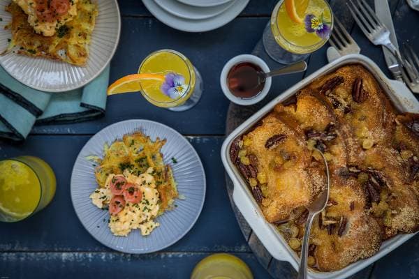 Rösti de pomme de terre comme une gaufre, oeufs brouillés au saumon