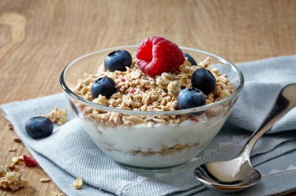 Granola de fruits secs et fromage frais