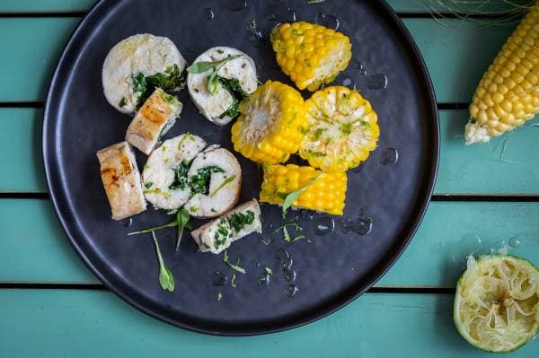 Rouleaux de poulet coriandre menthe, épis de mais au citron vert