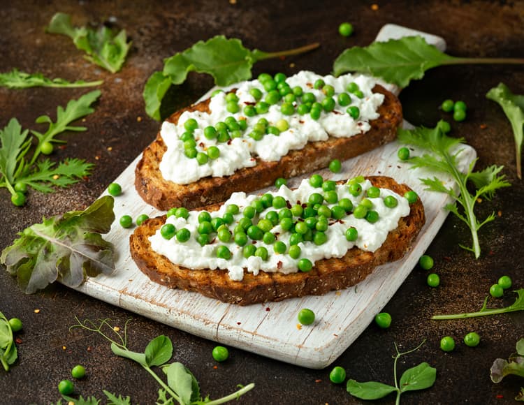 Tartines de petits pois et fromage frais