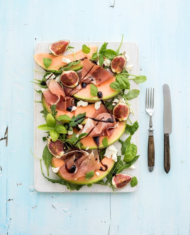 Tagliatelles de melon, chiffonnade de jambon, figues et pesto