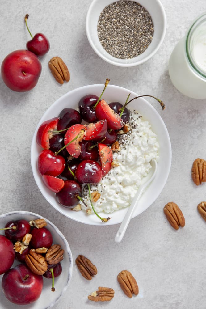 Bol de cottage cheese aux cerises et pistaches