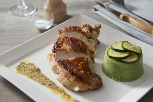 Filet de poulet coloré au lait, flan de courgettes et sauce légère Régilait