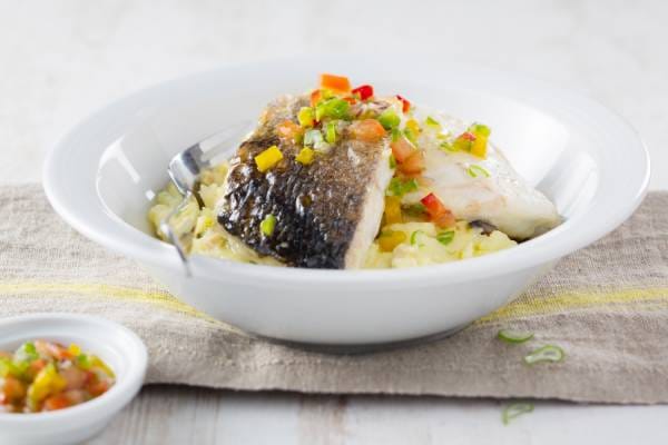 Filet de bar sauce vierge, écrasé de pomme de terre aux olives