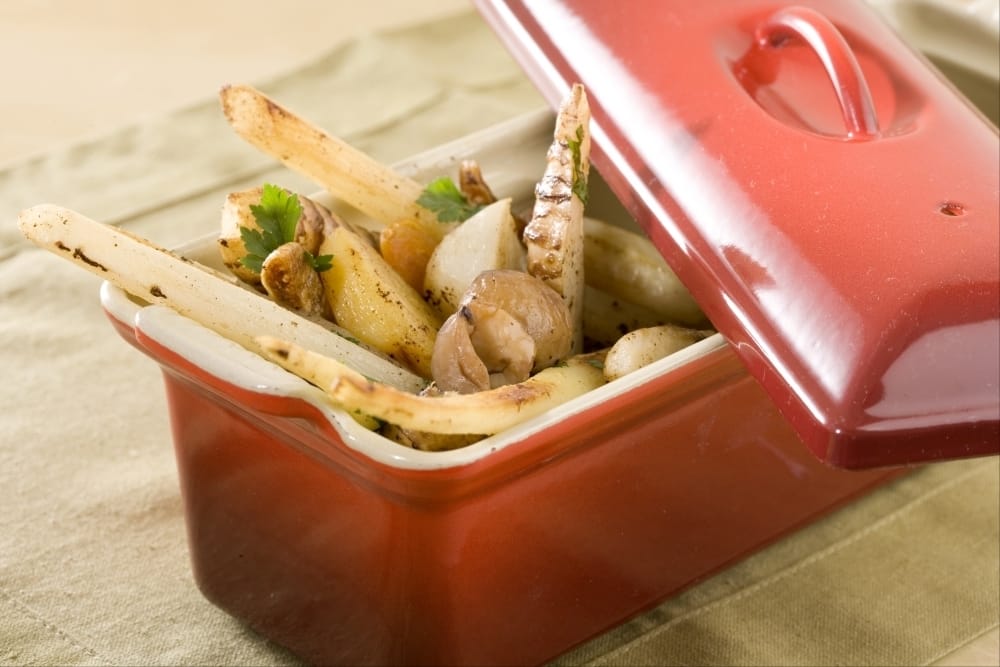 Cocotte de légumes oubliés : cerfeuil tubéreux, salsifis et crosnes...
