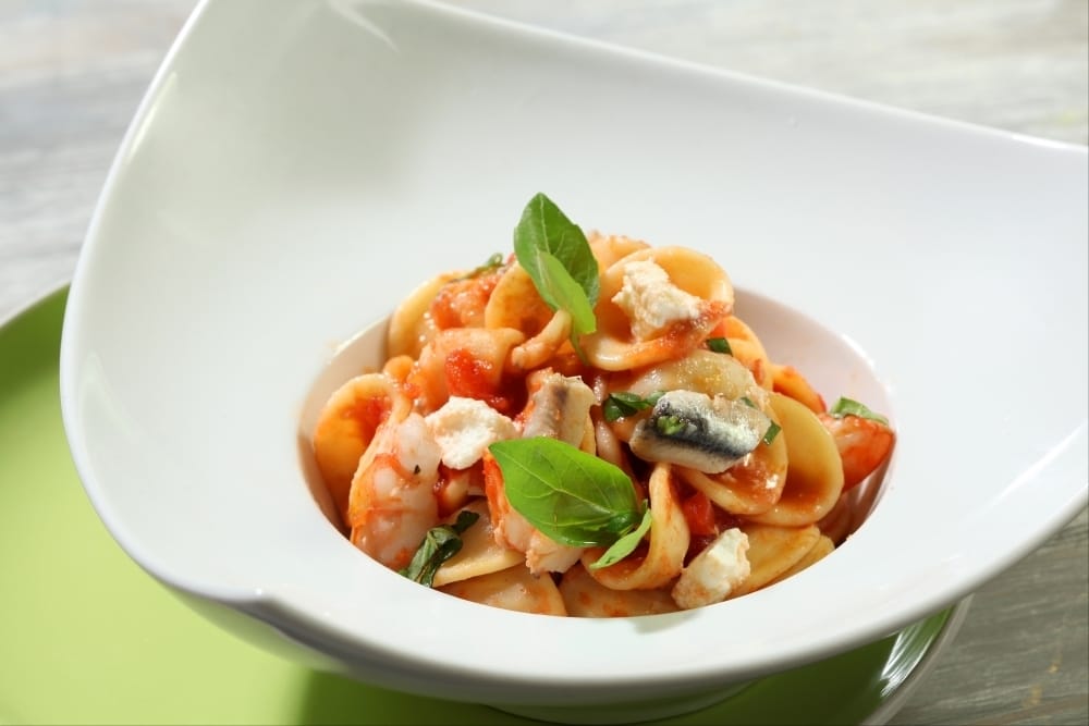 Orecchiette à la tomate et à la ricotta, anchois marinés et gambas