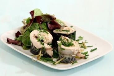 Salade de maquereaux pochés dans un bouillon chaud