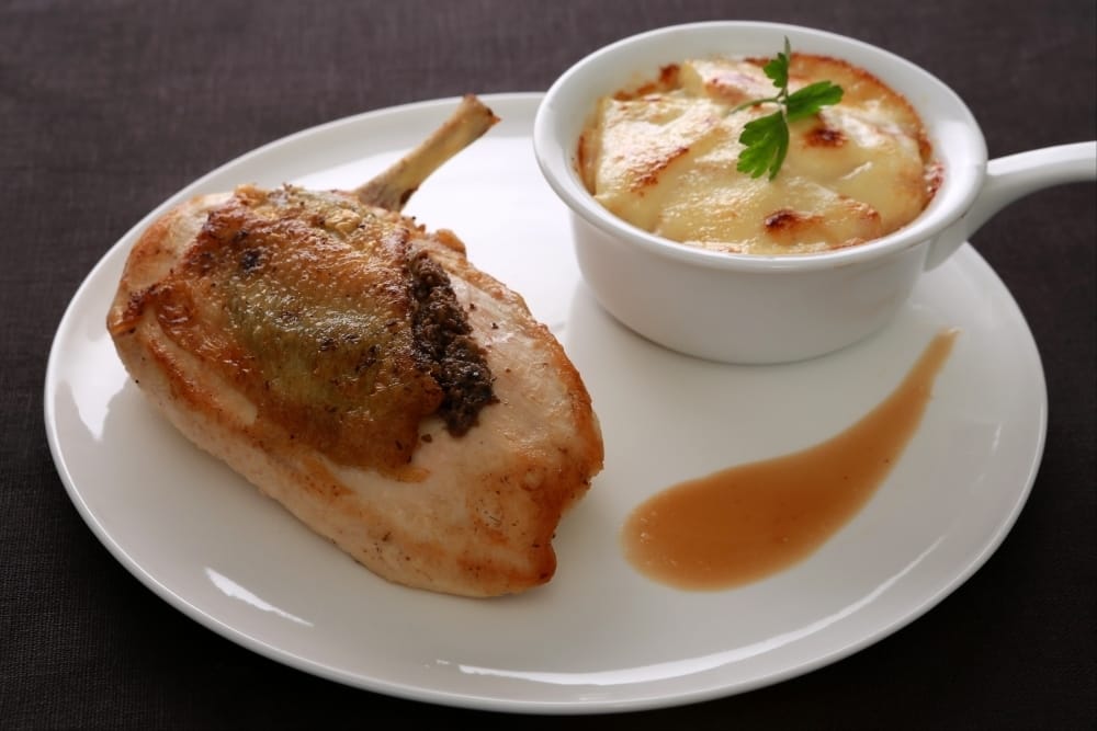Suprême de volaille truffé, pommes de terre et céleri gratinés à la crème de parmesan