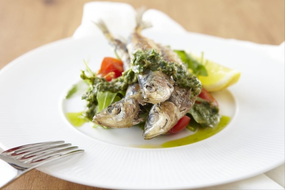 Sardines à l'escabèche, tomates anciennes, salade d'herbes